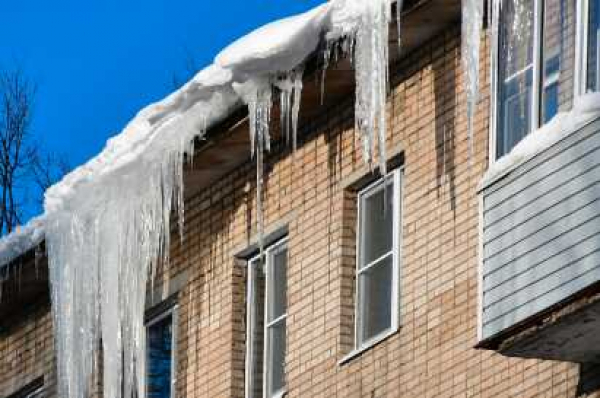 Дети в Нижегородской области снова пострадали от падения льда с крыши